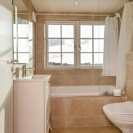 Three-bedroom In Hébergement de vacances *